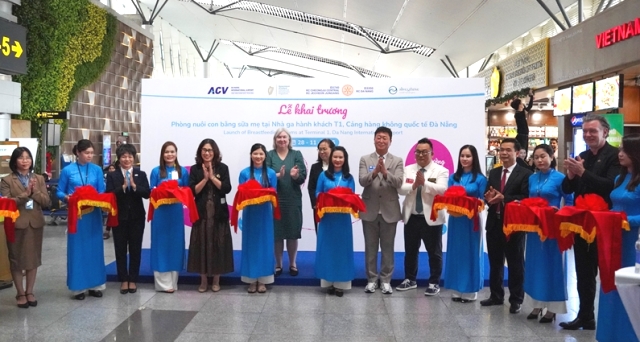 Các đại biểu cắt băng khai trương 2 phòng nuôi con bằng sữa mẹ tại Nhà ga hành khách T1, Cảng hàng không quốc tế Đà Nẵng.