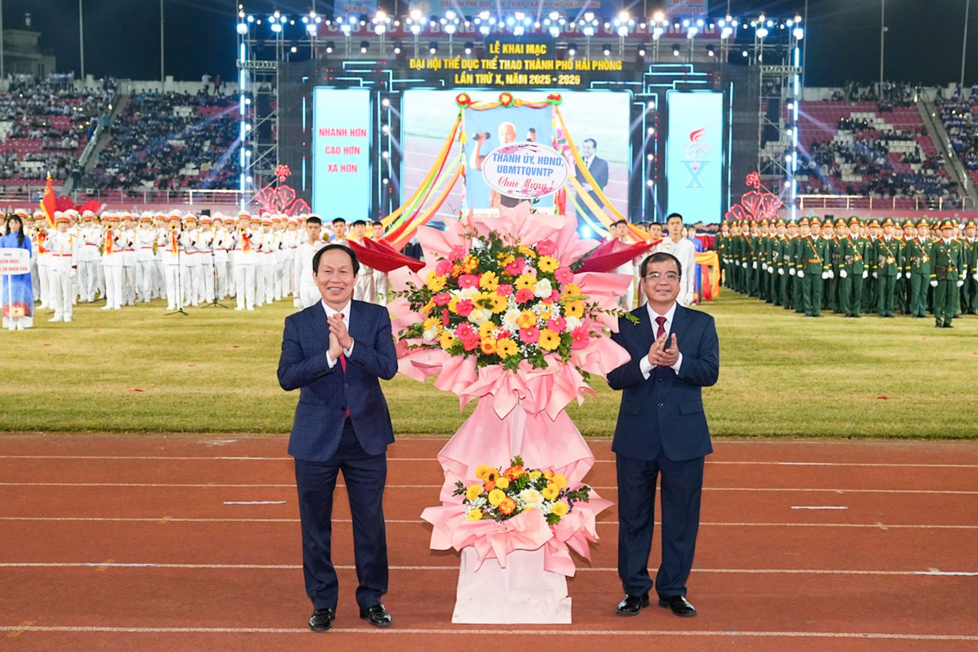 Đồng chí Lê Tiến Châu, Ủy viên Trung ương Đảng, Bí thư Thành ủy, Trưởng đoàn Đoàn ĐBQH Hải Phòng tặng hoa chúc mừng Đại hội. Đồng chí Lê Tiến Châu, Ủy viên Trung ương Đảng, Bí thư Thành ủy, Trưởng đoàn Đoàn ĐBQH Hải Phòng tặng hoa chúc mừng Đại hội.