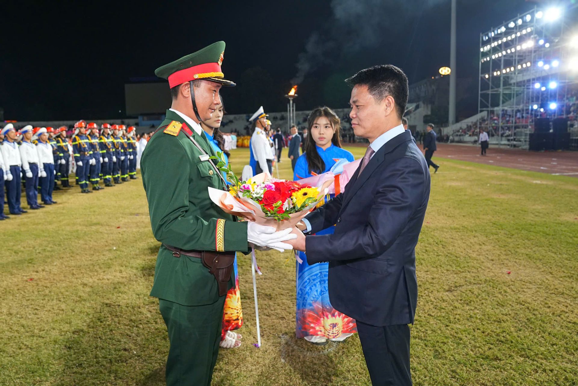 Đồng chí Lê Ngọc Châu, Phó Bí thư Thành ủy, Chủ tịch UBND thành phố tặng hoa các lực lượng tham gia Đại hội. Đồng chí Lê Ngọc Châu, Phó Bí thư Thành ủy, Chủ tịch UBND thành phố tặng hoa các lực lượng tham gia Đại hội.