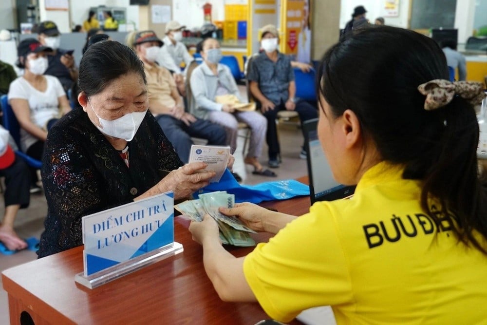 Những ai vừa có lương hưu vừa được hưởng trợ cấp một lần?