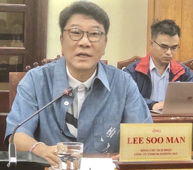 Ông Lee Soo Man phát biểu tại buổi làm việc. Ảnh: Viết Hiền