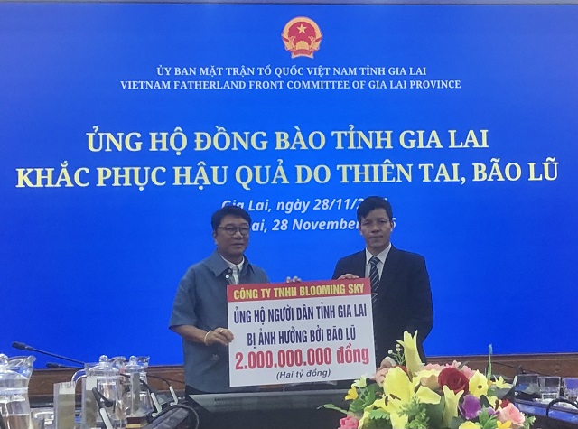Ông Lee Soo Man (bên trái) trao tặng 2 tỷ đồng hỗ trợ nhân dân tỉnh Gia Lai khắc phục thiệt hại do bão lũ gây ra. Ảnh: VH