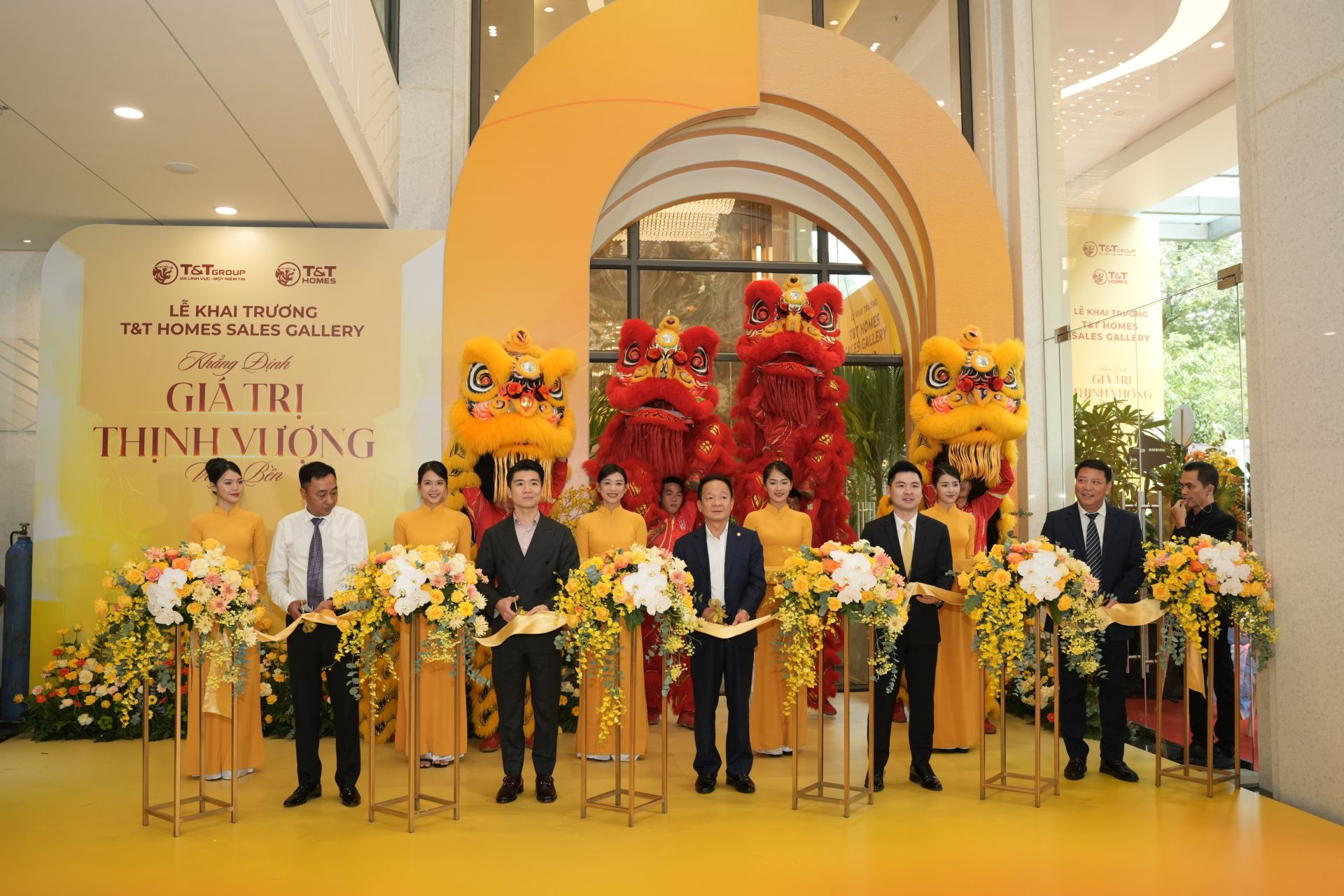 Nghi thức cắt băng chính thức khai trương T&T Homes Sales Gallary Nghi thức cắt băng chính thức khai trương T&T Homes Sales Gallary