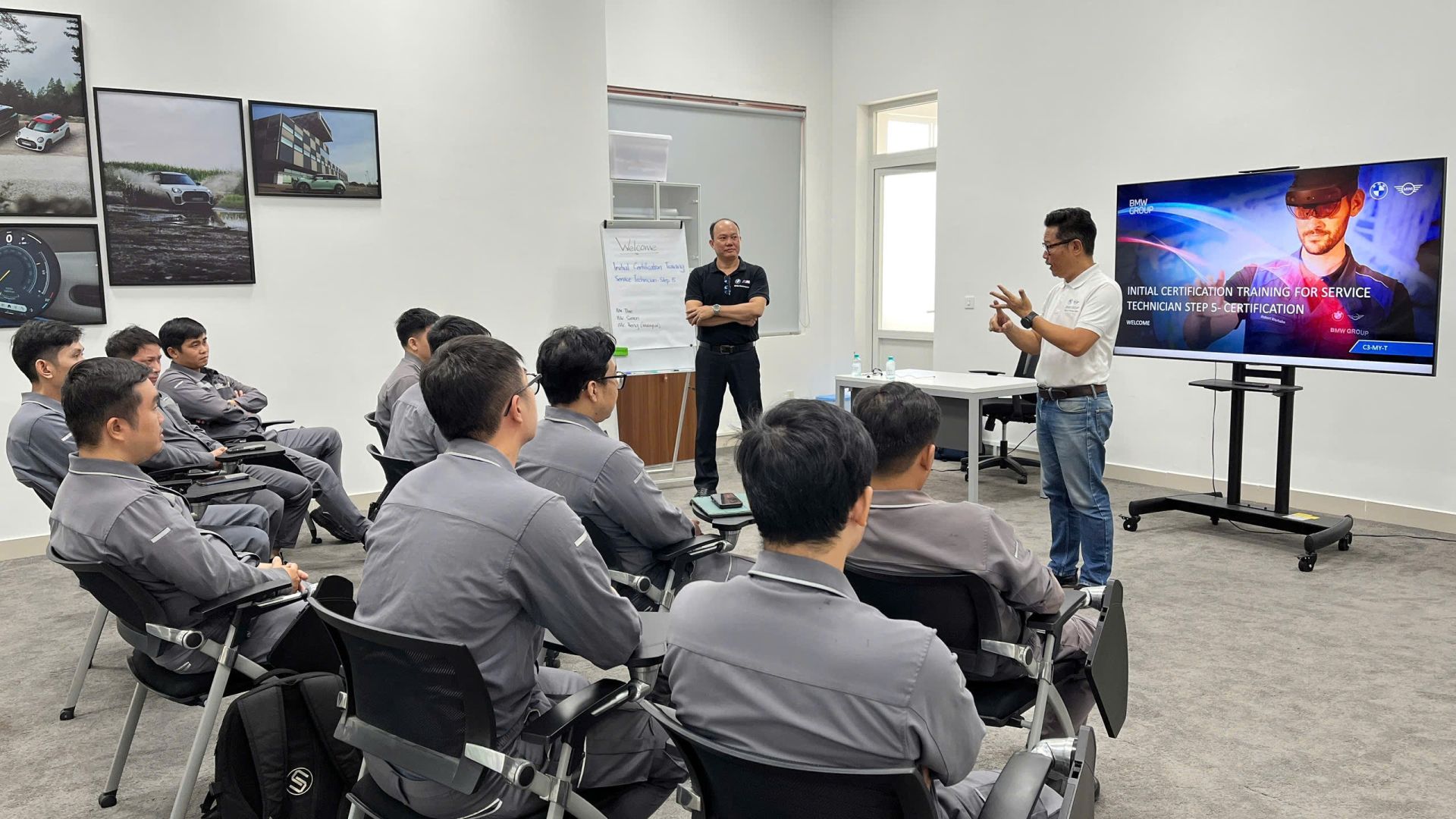 Đội ngũ kỹ thuật viên nghe phổ biến quy định trong kỳ đánh giá Đội ngũ kỹ thuật viên nghe phổ biến quy định trong kỳ đánh giá