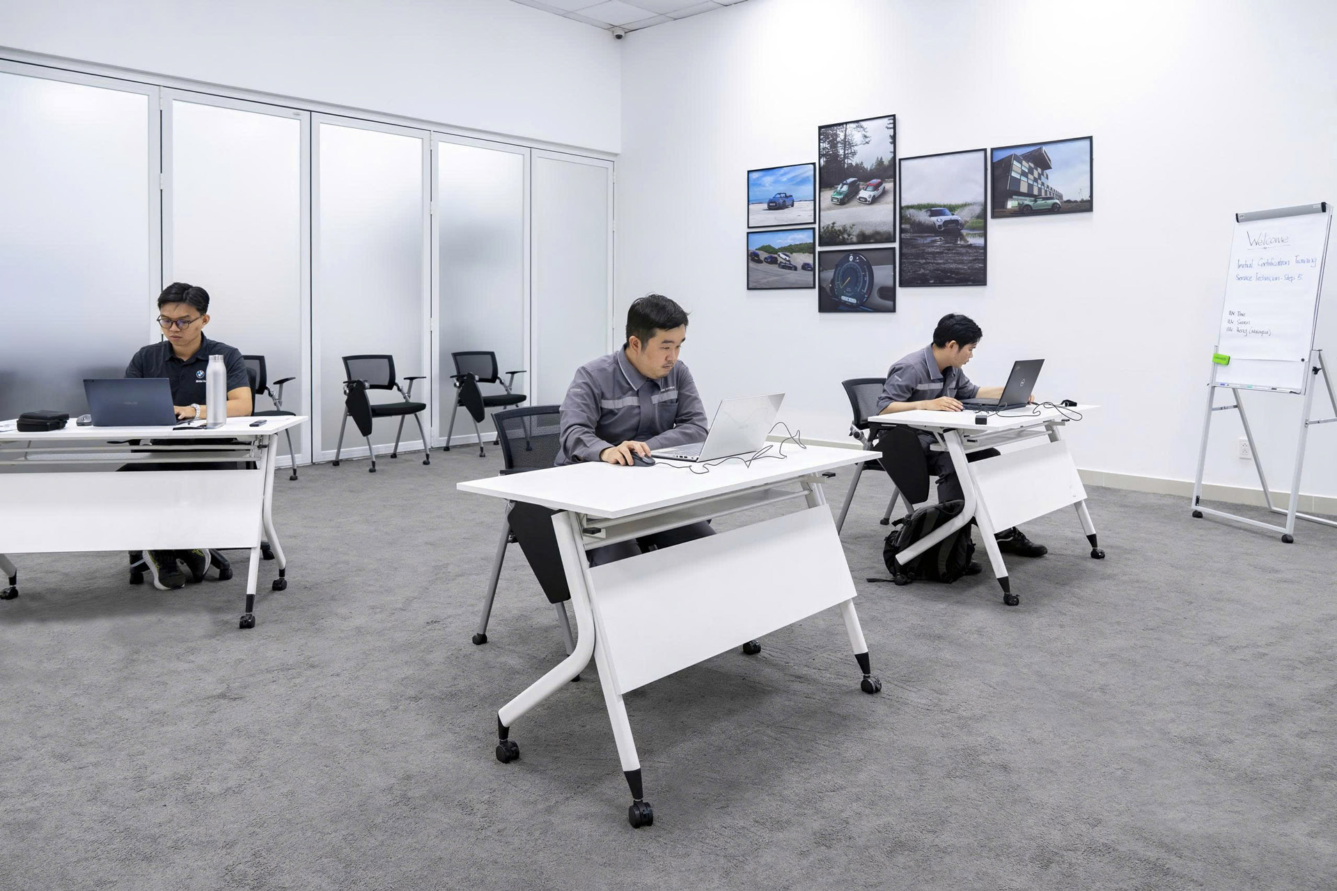 Các kỹ thuật viên tham gia phần thi lý thuyết Các kỹ thuật viên tham gia phần thi lý thuyết