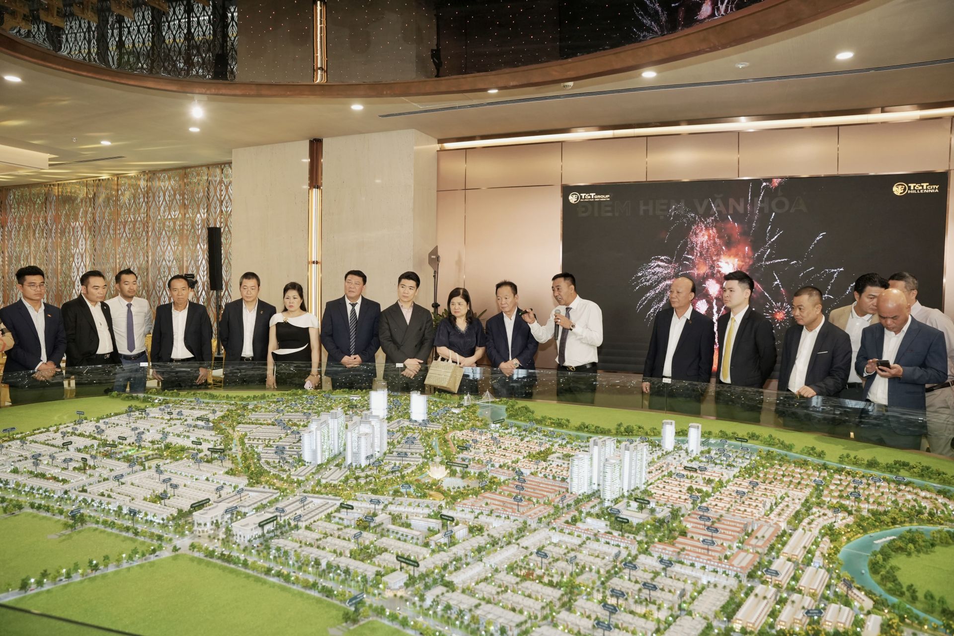 Ông Nguyễn Anh Tuấn - Phó Tổng Giám đốc T&T Group chia sẻ về các phân khu tại sa bàn của dự án T&T City Millennia Ông Nguyễn Anh Tuấn - Phó Tổng Giám đốc T&T Group chia sẻ về các phân khu tại sa bàn của dự án T&T City Millennia