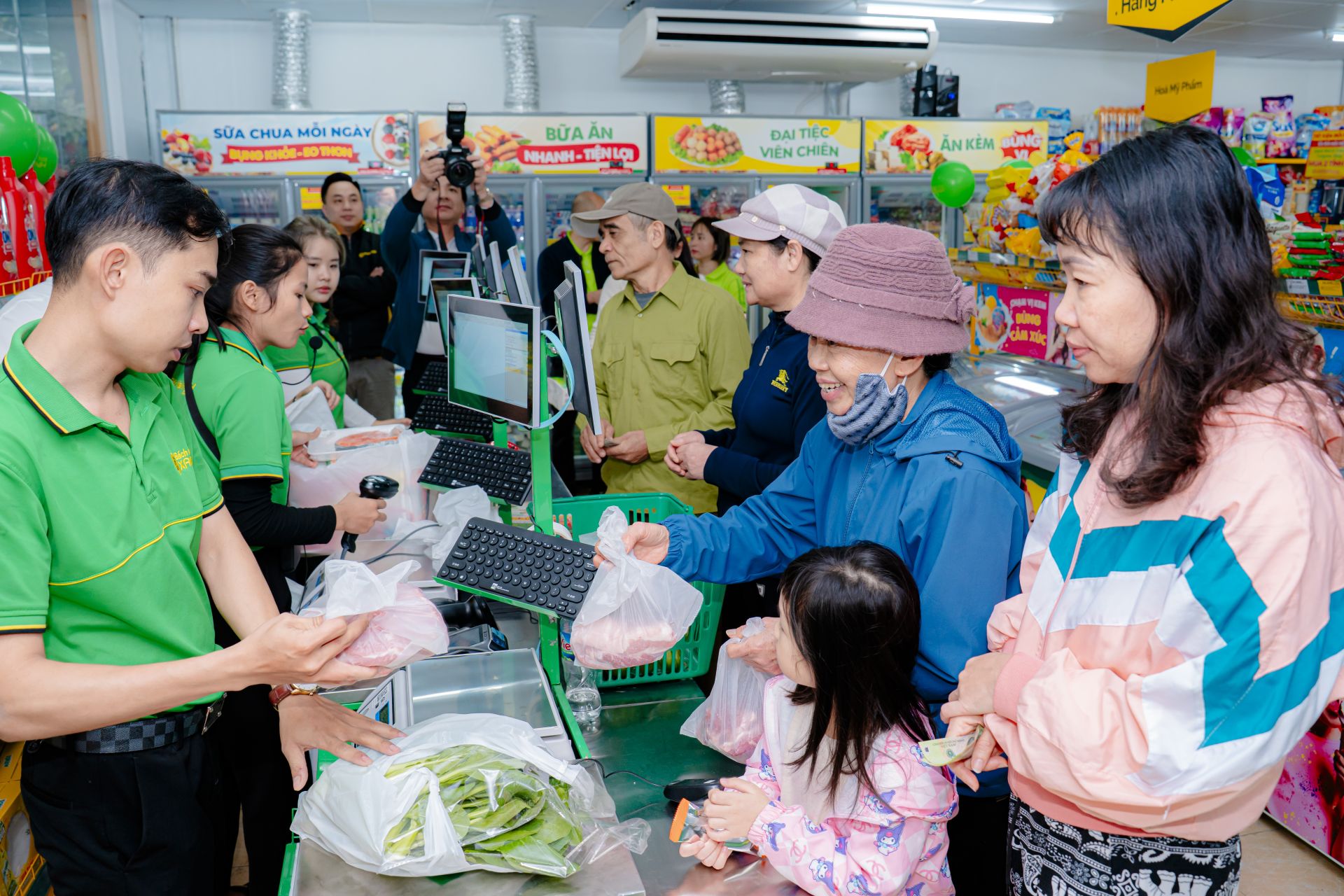 Sau gần 10 năm đồng hành cùng hàng triệu gia đình tại miền Nam và miền Trung, Bách Hoá Xanh đã chính thức hiện diện tại miền Bắc