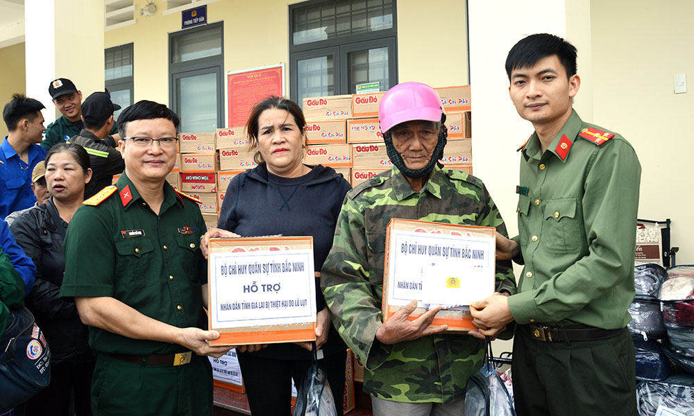 Đại tá Nguyễn Thế Hoạt, Phó Chủ nhiệm Chính trị Bộ Chỉ huy quân sự tỉnh Bắc Ninh trao quà cho Nhân dân xã Tây Phước Bắc.