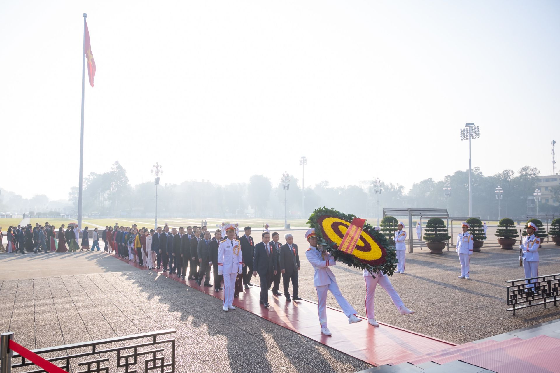 Chủ tịch Quốc hội Trần Thanh Mẫn cùng Đoàn Đại biểu dự Đại hội thi đua yêu nước của Ủy ban Thường vụ Quốc hội vào Lăng viếng Chủ tịch Hồ Chí Minh và báo công dâng Bác.