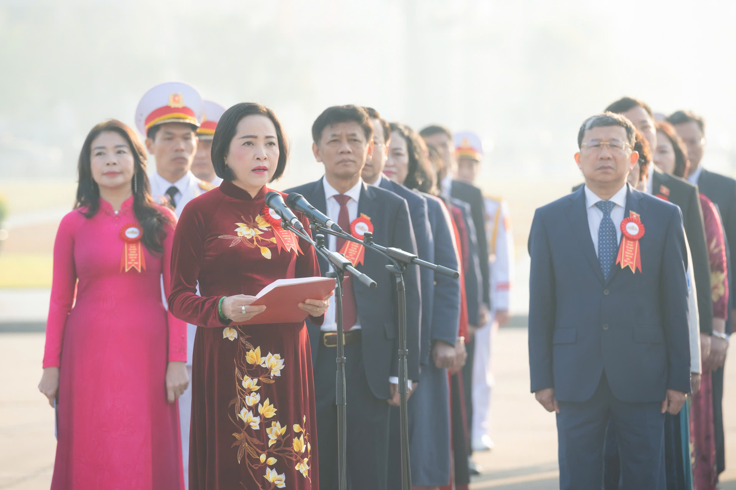 Thay mặt Đoàn, Phó Chủ tịch Quốc hội Nguyễn Thị Thanh, Chủ tịch Hội đồng thi đua khen thưởng của UBTVQH báo công dâng Bác.