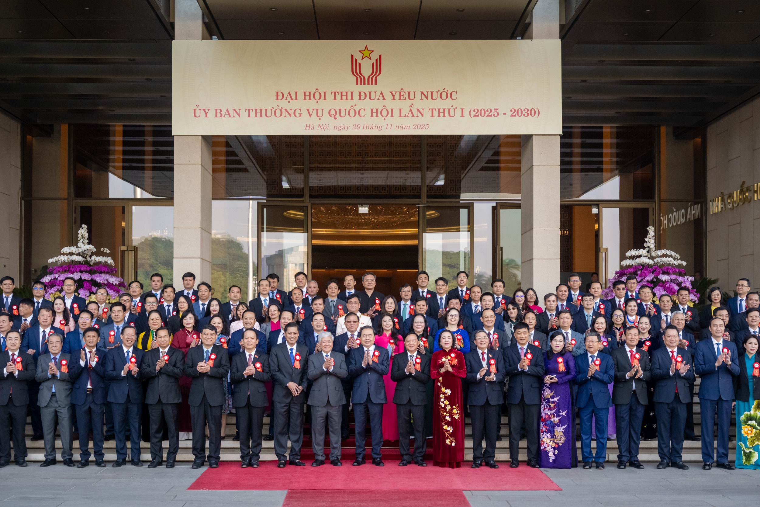 Chủ tịch Quốc hội Trần Thanh Mẫn và các đại biểu tham dự Đại hội Thi đua yêu nước lần thứ nhất của Ủy ban Thường vụ Quốc hội chụp ảnh lưu niệm.