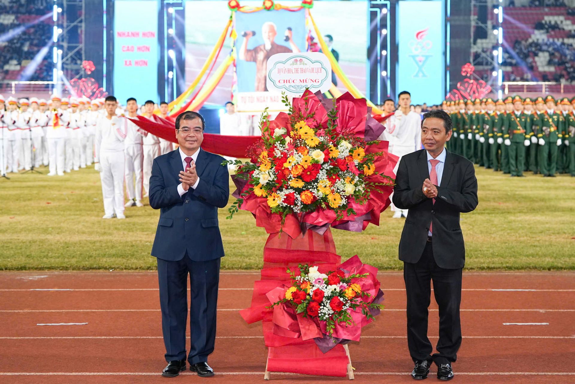 Đồng chí Hoàng Đạo Cương, Thứ trưởng Bộ Văn hóa, Thể thao và Du lịch tặng hoa chúc mừng Đại hội. Đồng chí Hoàng Đạo Cương, Thứ trưởng Bộ Văn hóa, Thể thao và Du lịch tặng hoa chúc mừng Đại hội.