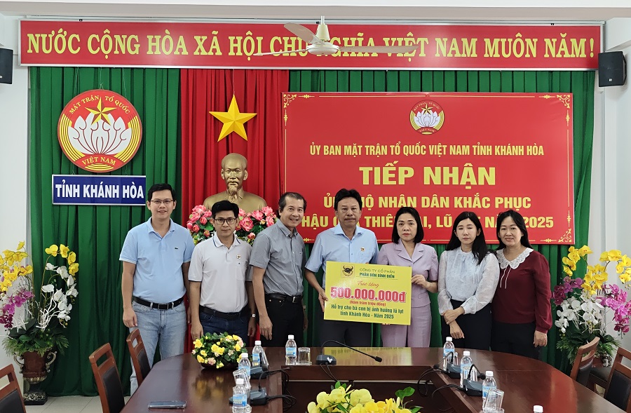 Ông Phan Văn Tâm – Phó TGĐ Cty và anh Phạm Ngọc Tuấn – GĐ Cty Bình Điền Mekong trao cứu trợ cho bà con tỉnh Khánh Hoà Ông Phan Văn Tâm – Phó TGĐ Cty và anh Phạm Ngọc Tuấn – GĐ Cty Bình Điền Mekong trao cứu trợ cho bà con tỉnh Khánh Hoà
