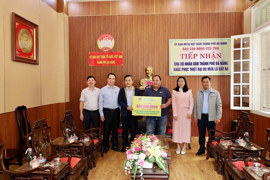 Trao cứu trợ cho bà con tỉnh Quảng Ngãi và Quảng Nam (củ) Trao cứu trợ cho bà con tỉnh Quảng Ngãi và Quảng Nam (củ)