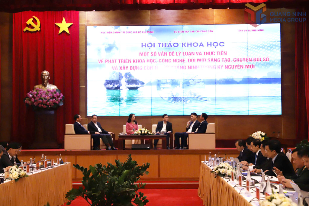 Toạ đàm tại hội thảo.