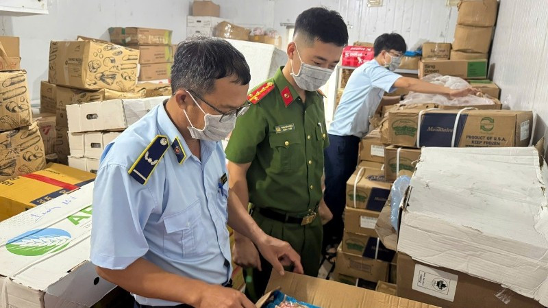 Lực lượng Quản lý thị trường và công an tăng cường kiểm soát thị trường