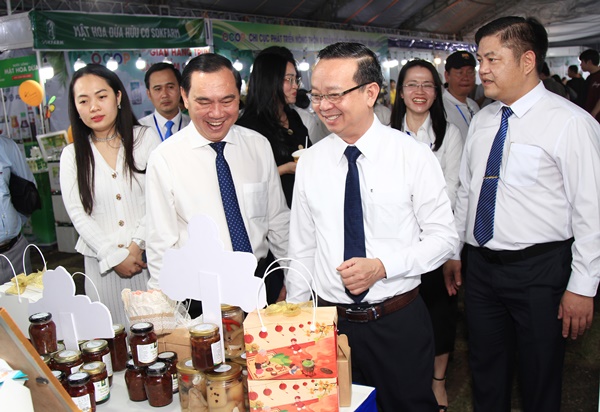 Phó Chủ tịch UBND TPHCM Bùi Minh Thạnh cùng lãnh đạo sở, ngành tham quan các gian hàng
