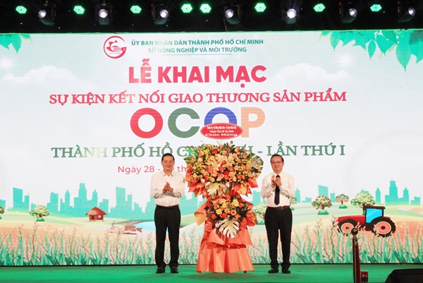 Phó Chủ tịch UBND TPHCM Bùi Minh Thạnh trao lẵng hoa của Thành ủy – HĐND – UBND TP. HCM chúc mừng sự kiện
