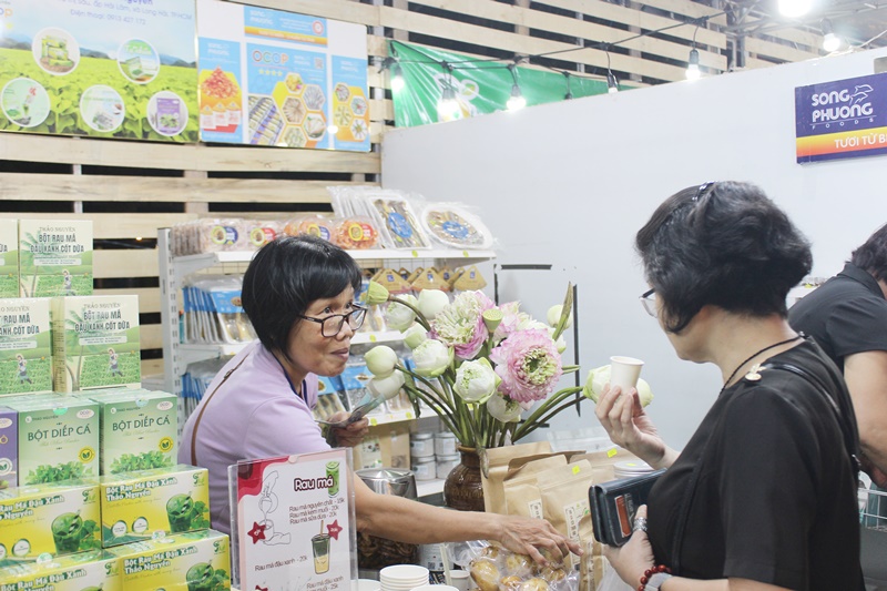 Chủ thể sản phẩm OCOP giới thiệu khách tham quan gian hàng