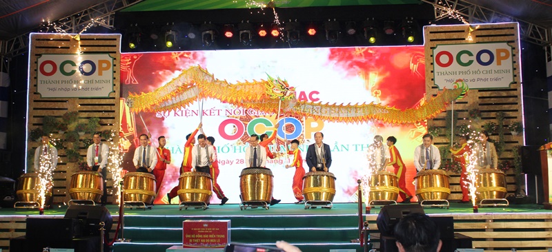 Các đại biểu đánh trống khai mạc sự kiện