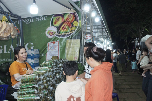 Nhiều mặt hàng đặc trưng thu hút khách tham quan mua sắm