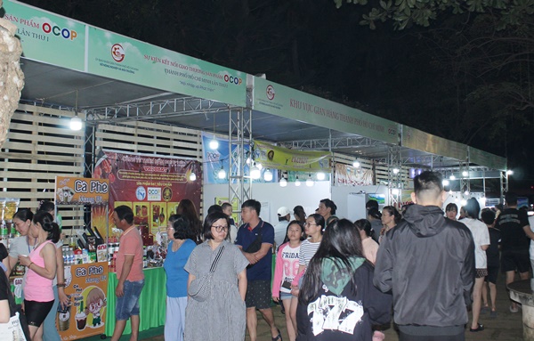 Khách tham quan đông ngay sau lễ khai mạc