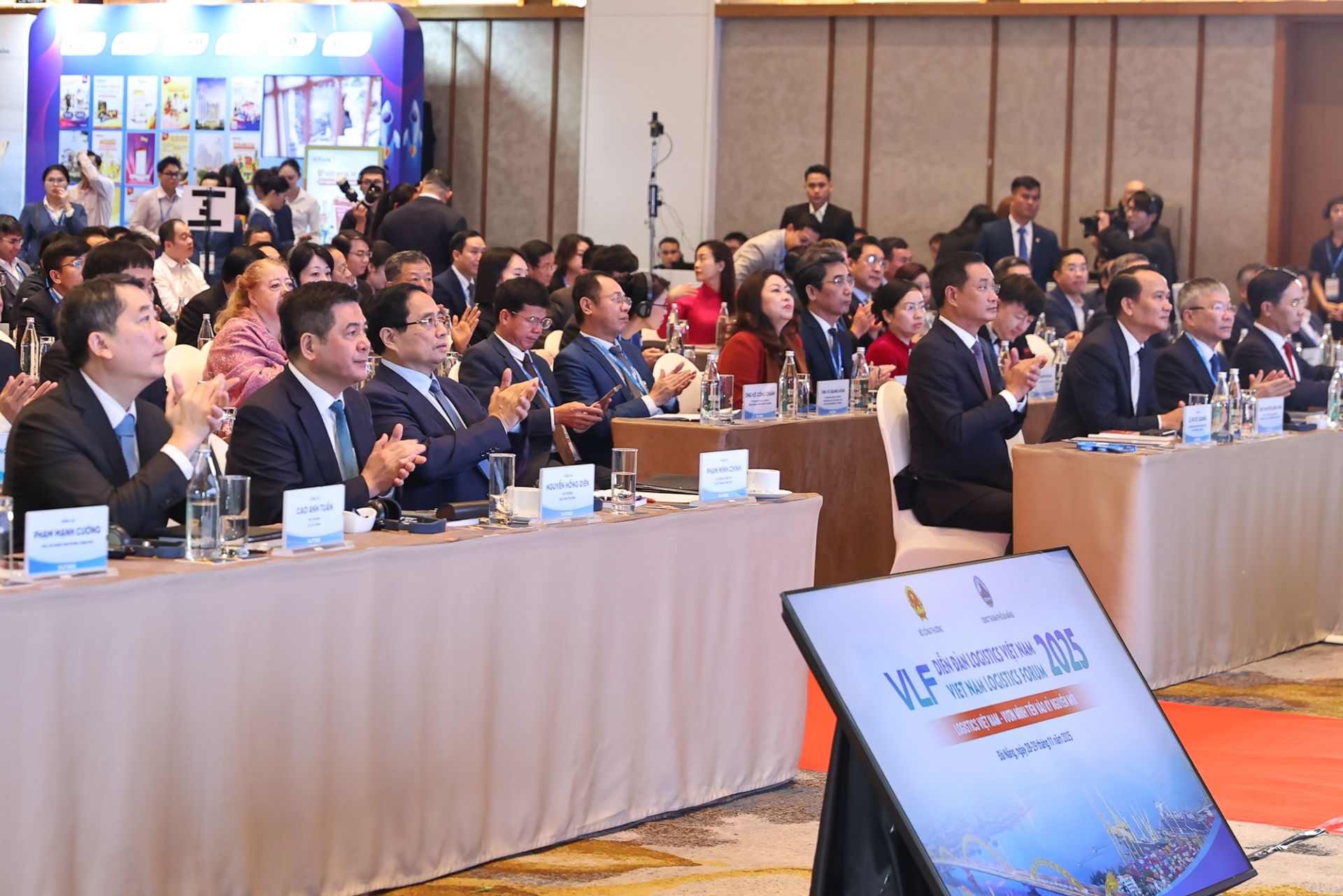 Thủ tướng Phạm Minh Chính và các đại biểu dự Diễn đàn Logistics Việt Nam 2025.