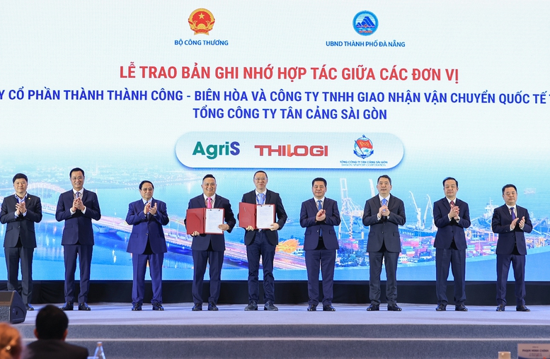 Thủ tướng Phạm Minh Chính chứng kiến lễ trao văn kiện hợp tác giữa các cơ quan, doanh nghiệp - Ảnh: VGP/Nhật Bắc