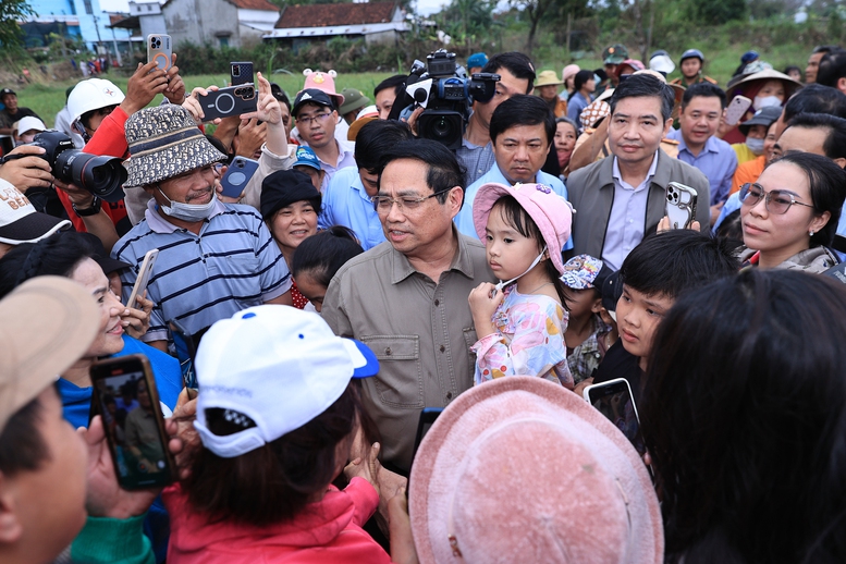 Thủ tướng thăm, động viên người dân tại "rốn lũ" Hòa Thịnh, tỉnh Đắk Lắk