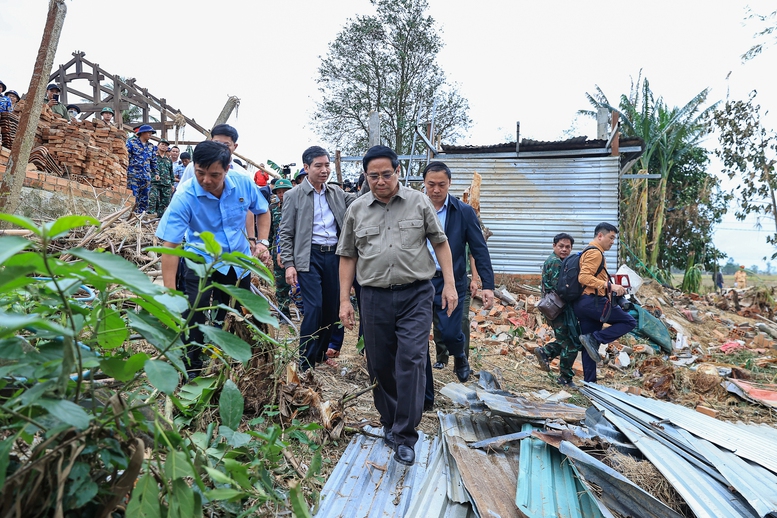 Thủ tướng Phạm Minh Chính và đoàn công tác tới thăm rốn lũ Hòa Thịnh, nơi chịu thiệt hại nặng nề nhất của tỉnh Đắk Lắk - Ảnh: VGP/Nhật Bắc