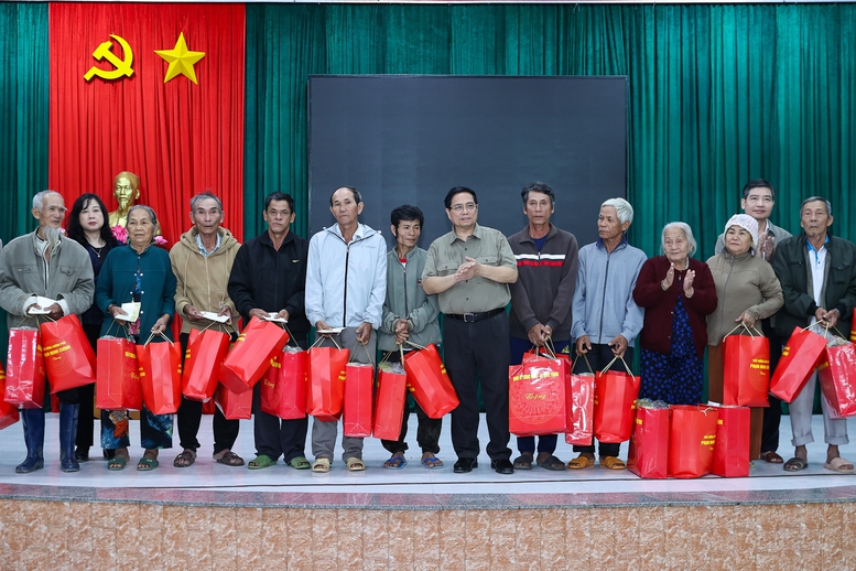 Thủ tướng Phạm Minh Chính động viên, tặng quà hỗ trợ bà con nhân dân thôn Phú Hữu, xã Hòa Thịnh - Ảnh: VGP/Nhật Bắc