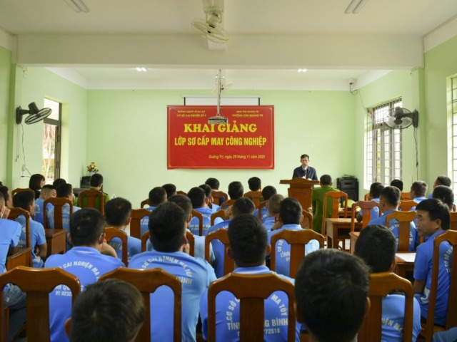 Khai giảng lớp sơ cấp may công nghiệp cho học viên tại Cơ sở cai nghiện số 2 Quảng Trị