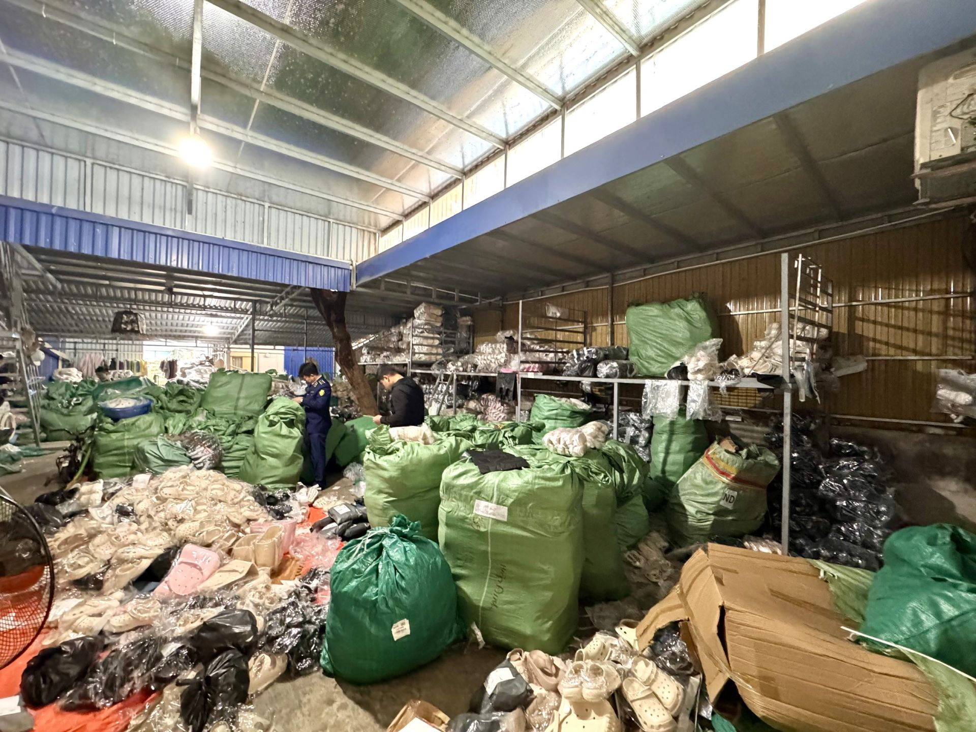 Ninh Bình: Xử phạt 50 triệu đồng hộ kinh doanh buôn bán giày dép nhập lậu, không rõ nguồn gốc