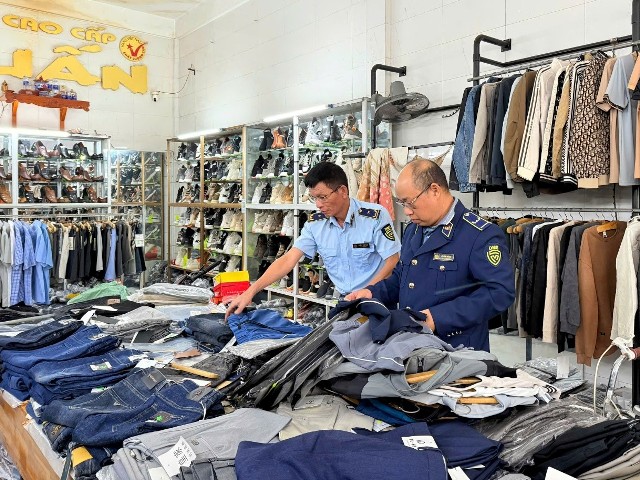 Lực lượng QLTT tỉnh Quảng Trị tăng cường kiếm tra, giám sát thị trường.