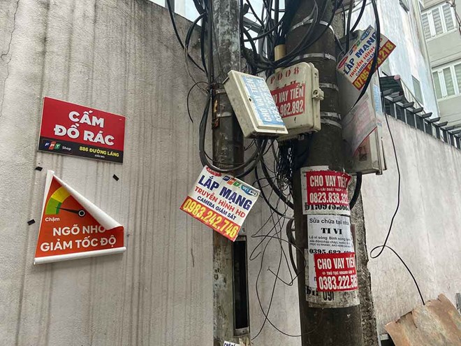 Biển quảng cáo tự phát được treo tạm trên mặt đường và không gian công cộng, gây mất mỹ quan khu vực.