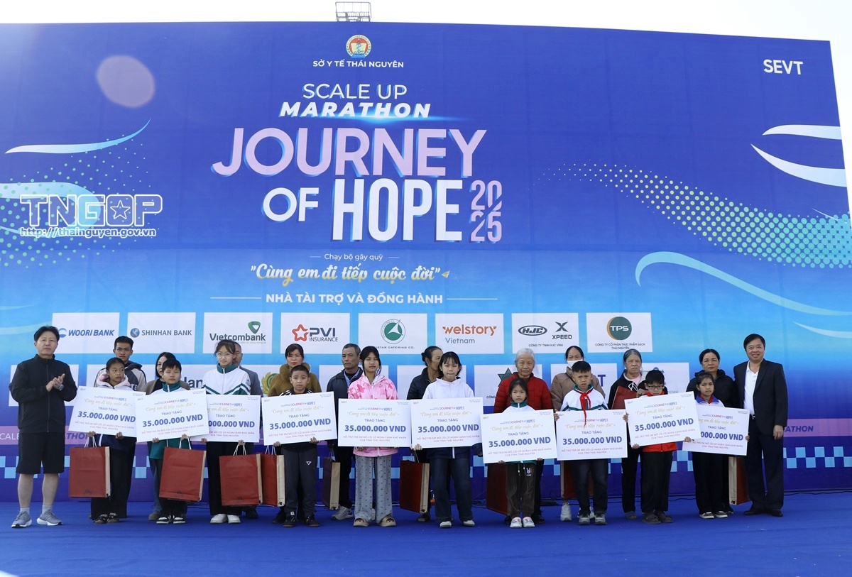 Ông Bùi Văn Lương, Ủy viên Ban Thường vụ Tỉnh ủy, Phó Chủ tịch UBND tỉnh Thái Nguyên và ông Kim Iee Soo, Tổng Giám đốc Công ty SEVT trao quà cho trẻ em có hoàn cảnh khó khăn Ông Bùi Văn Lương, Ủy viên Ban Thường vụ Tỉnh ủy, Phó Chủ tịch UBND tỉnh Thái Nguyên và ông Kim Iee Soo, Tổng Giám đốc Công ty SEVT trao quà cho trẻ em có hoàn cảnh khó khăn