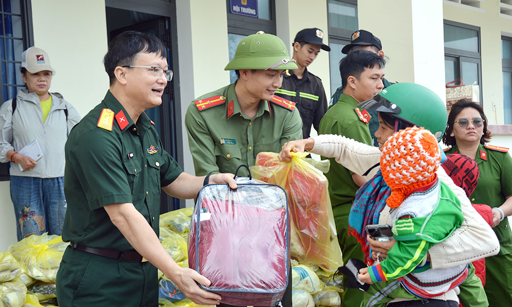 Bộ Chỉ huy quân sự tỉnh Bắc Ninh tặng quà Nhân dân tỉnh Gia Lai bị ảnh hưởng bão lũ