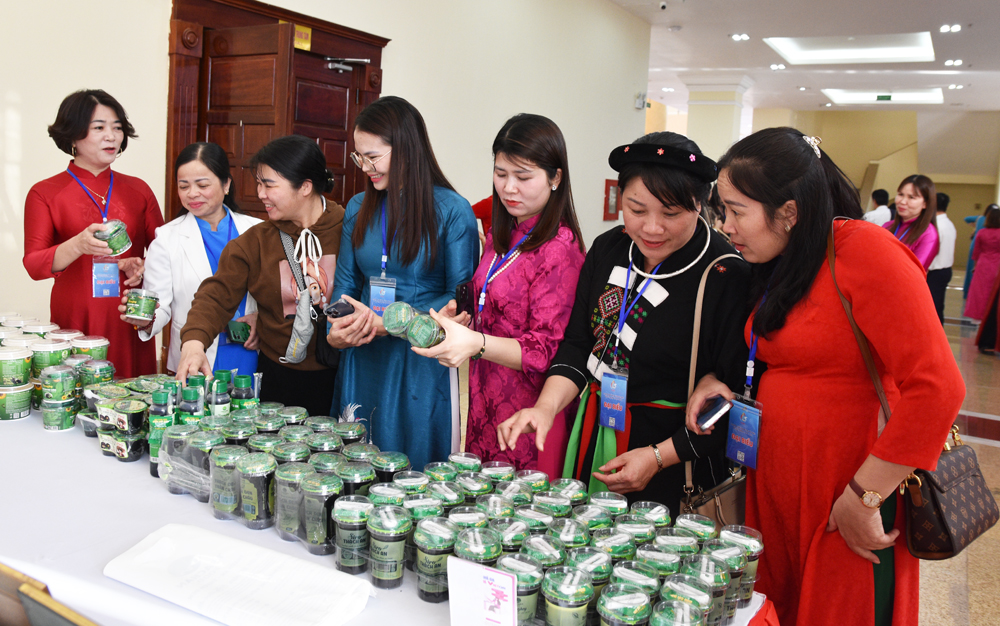 Gian hàng sản phẩm của Công ty Cổ phần chế biến thực phẩm Thạch An (xã Yên Phong). Gian hàng sản phẩm của Công ty Cổ phần chế biến thực phẩm Thạch An (xã Yên Phong).