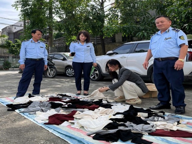 Quản lý thị trường giám sát, tiêu hủy hơn 200 sản phẩm giả mạo nhãn hiệu nổi tiếng