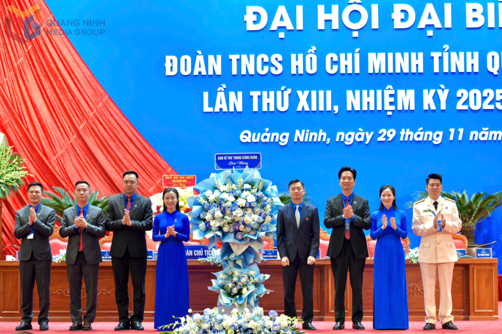 Bí thư Ban Chấp hành Trung ương Đoàn, Chủ tịch Trung ương Hội Sinh viên Việt Nam, Nguyễn Minh Triết tặng hoa chúc mừng Đại hội. Bí thư Ban Chấp hành Trung ương Đoàn, Chủ tịch Trung ương Hội Sinh viên Việt Nam, Nguyễn Minh Triết tặng hoa chúc mừng Đại hội.