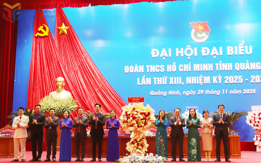 Lãnh đạo tỉnh Quảng Ninh tặng hoa chúc mừng Đại hội. Lãnh đạo tỉnh Quảng Ninh tặng hoa chúc mừng Đại hội.