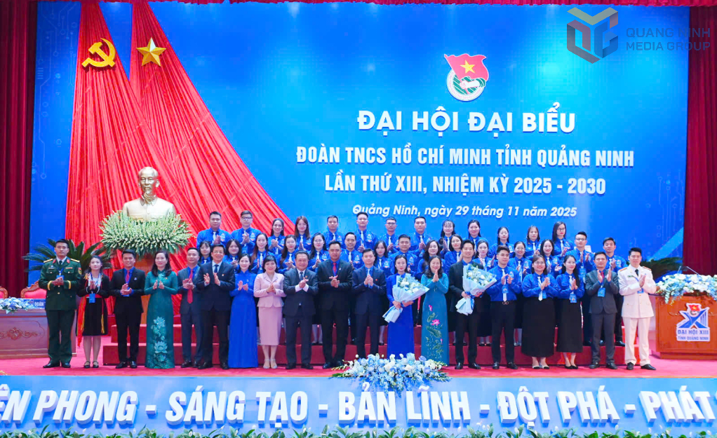 Lãnh đạo Trung ương và tỉnh tặng hoa chúc mừng Ban Chấp hành Đoàn TNCS Hồ Chí Minh tỉnh Quảng Ninh khóa XIII. Lãnh đạo Trung ương và tỉnh tặng hoa chúc mừng Ban Chấp hành Đoàn TNCS Hồ Chí Minh tỉnh Quảng Ninh khóa XIII.
