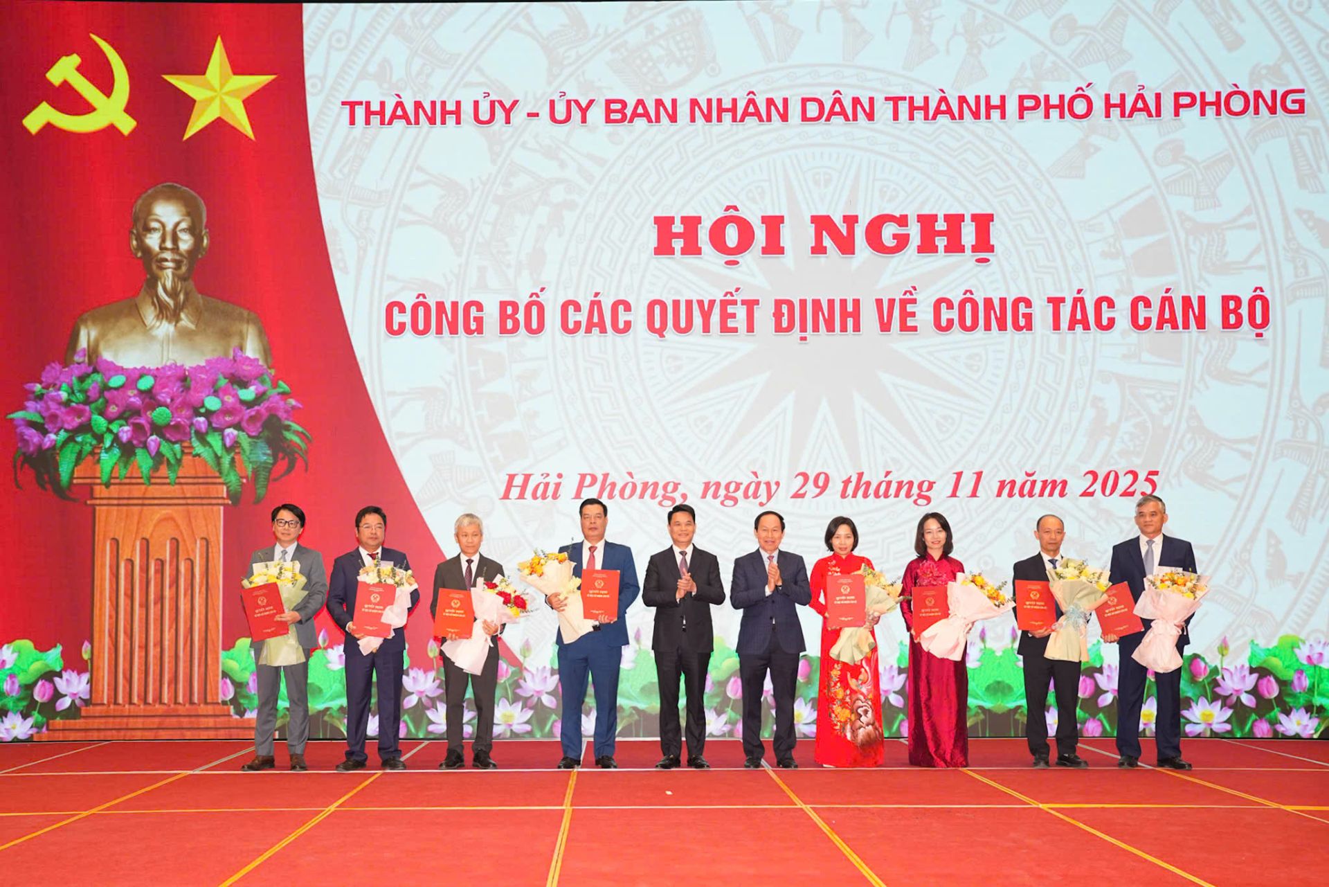 Đồng chí Bí thư Thành ủy Lê Tiến Châu tặng hoa và Chủ tịch UBND thành phố Lê Ngọc Châu trao Quyết định cho các đồng chí được nhận nhiệm vụ.