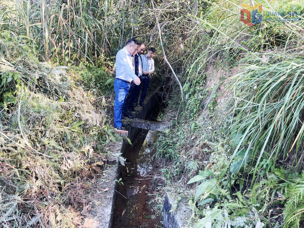 Lãnh đạo xã Hải Ninh yêu cầu nhà thầu thi công đẩy nhanh việc cải tạo, nâng cấp 3 tuyến mương thủy lợi phục vụ sản xuất cho người dân.