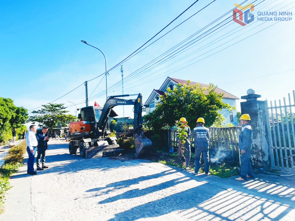 Lãnh đạo xã Hải Ninh kiểm tra việc thi công cải tạo, chỉnh trang, nâng cấp đường, vỉa hè, rãnh thoát nước và điểm vui chơi thôn Hải Tiến 2.