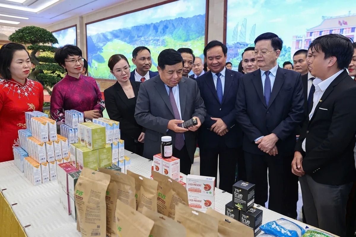 Lãnh đạo các Bộ, ngành tham gian quan hàng giới thiệu sản phẩm OCOP.