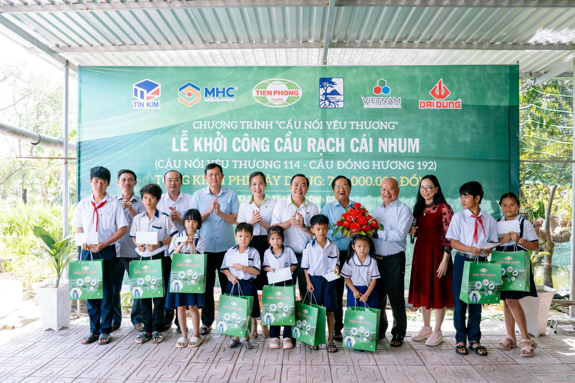 Trao 20 suất học bổng cho các em học sinh có hoàn cảnh khó khăn nhưng nỗ lực vươn lên trong học tập tại địa phương.