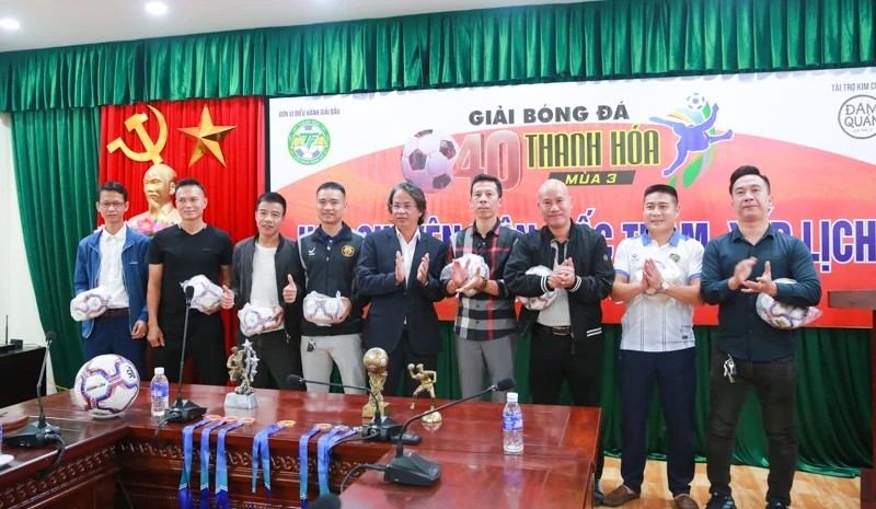 Ban tổ chức tặng bóng thi đấu cho các đội tham gia giải. Ban tổ chức tặng bóng thi đấu cho các đội tham gia giải.