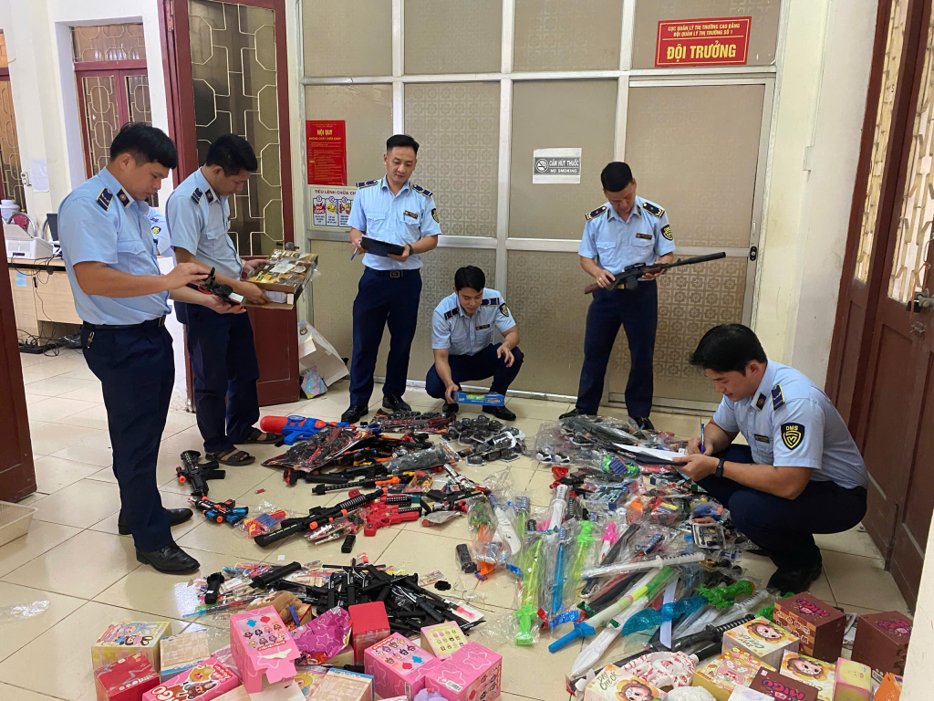 Cán bộ Quản lý thị trường tỉnh Cao Bằng kiểm tra hàng hóa vi phạm bị bắt giữ. Ảnh: Hoàng Phúc