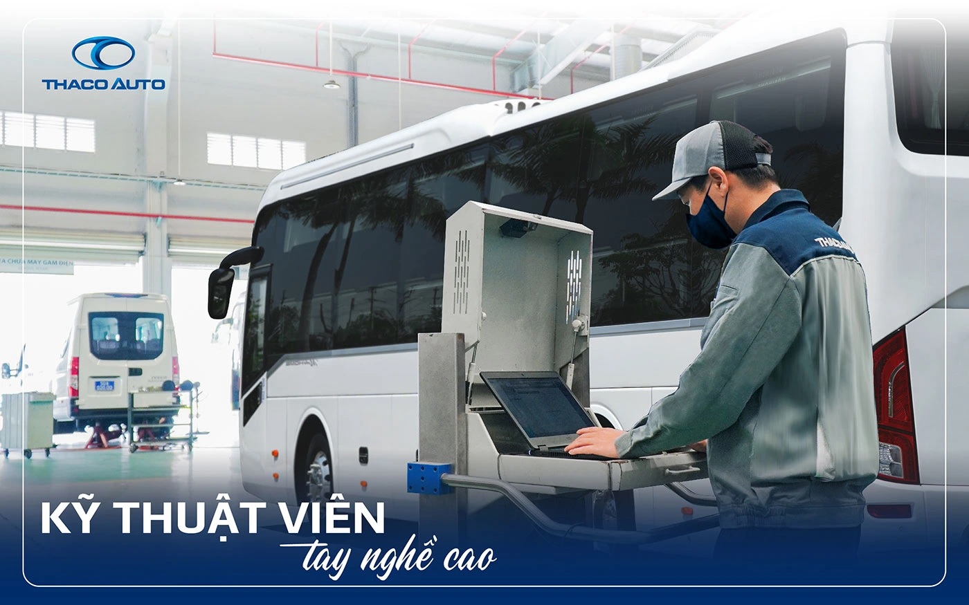 Kỹ thuật viên sử dụng các trang thiết bị được đầu tư hiện đại tại xưởng